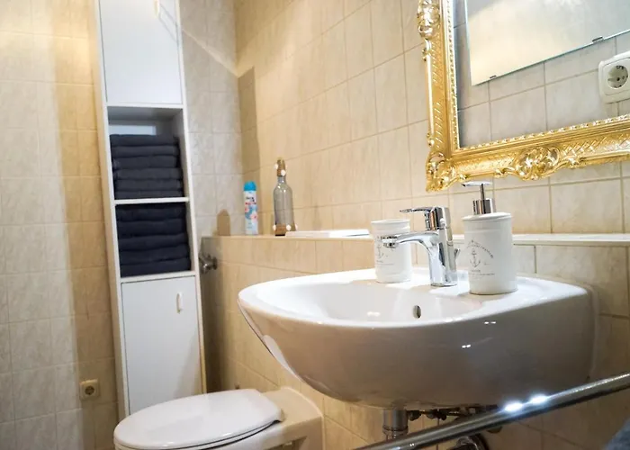 Fullhouse - - H12 - Marketplace *